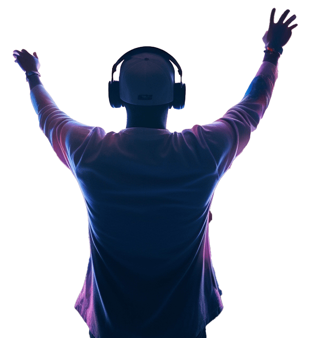 DJ avec casque, bras levés